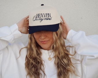 Heaven On My Mind ハット、クリスチャンハット、彼または彼女へのギフト、信仰アパレル、クリスチャンギフト、イエス、刺繍入りスナップバックトラッカーハット