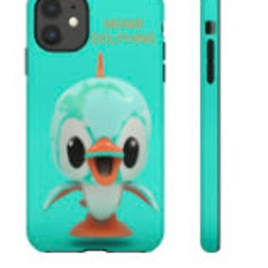 Pode incluir: Uma capa de telefone azul turquesa com um design de pinguim de desenho animado. O pinguim é azul claro com detalhes brancos e pés laranja. O texto "Quack Quack" está impresso em branco na capa.