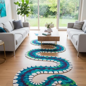 Puede incluir: Una alfombra con forma de serpiente y colores vibrantes, con un diseño geométrico en tonos azules, verdes y morados. La alfombra está colocada sobre un suelo de madera en un salón, añadiendo un elemento decorativo único.