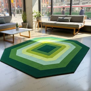 Może przedstawiać: Zielono-biały geometryczny dywan w kształcie ośmiokąta. Dywan ma wzór zagnieżdżonych ośmiokątów w różnych odcieniach zieleni i bieli, tworząc efekt warstwowy. Dywan jest umieszczony na jasnej podłodze.