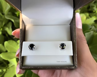 Orecchini a bottone con moissanite nera taglio rotondo in oro massiccio 14k • Certificato • Oro massiccio 14k • Taglio rotondo • Moissanite • Orecchini a bottone