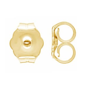 Peut inclure: Deux fermoirs de boucles d'oreilles dorés. L'un est un disque en forme de fleur avec un trou central. L'autre est une conception incurvée et ouverte avec deux boucles circulaires. Les deux sont en métal brillant.