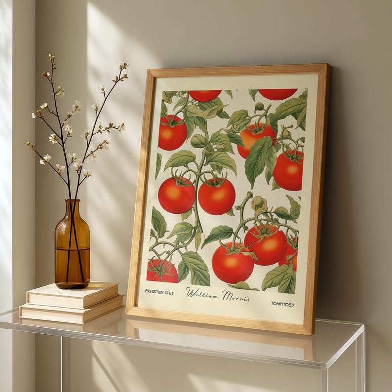 Pu&ograve; includere: Una stampa incorniciata con un'illustrazione botanica di pomodori. L'opera d'arte, in una cornice di legno chiaro, mostra pomodori rossi e foglie verdi su uno sfondo crema. Il testo "William Morris" e "Tomatoes" &egrave; visibile.