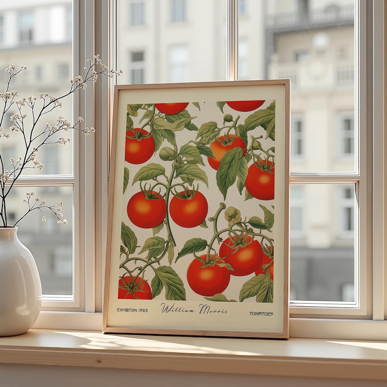 Pu&ograve; includere: Una stampa incorniciata con un'illustrazione botanica di pomodori. L'opera presenta pomodori rossi vibranti con foglie e viti verdi su uno sfondo crema. La stampa include il testo "William Morris" e "Tomatoes".
