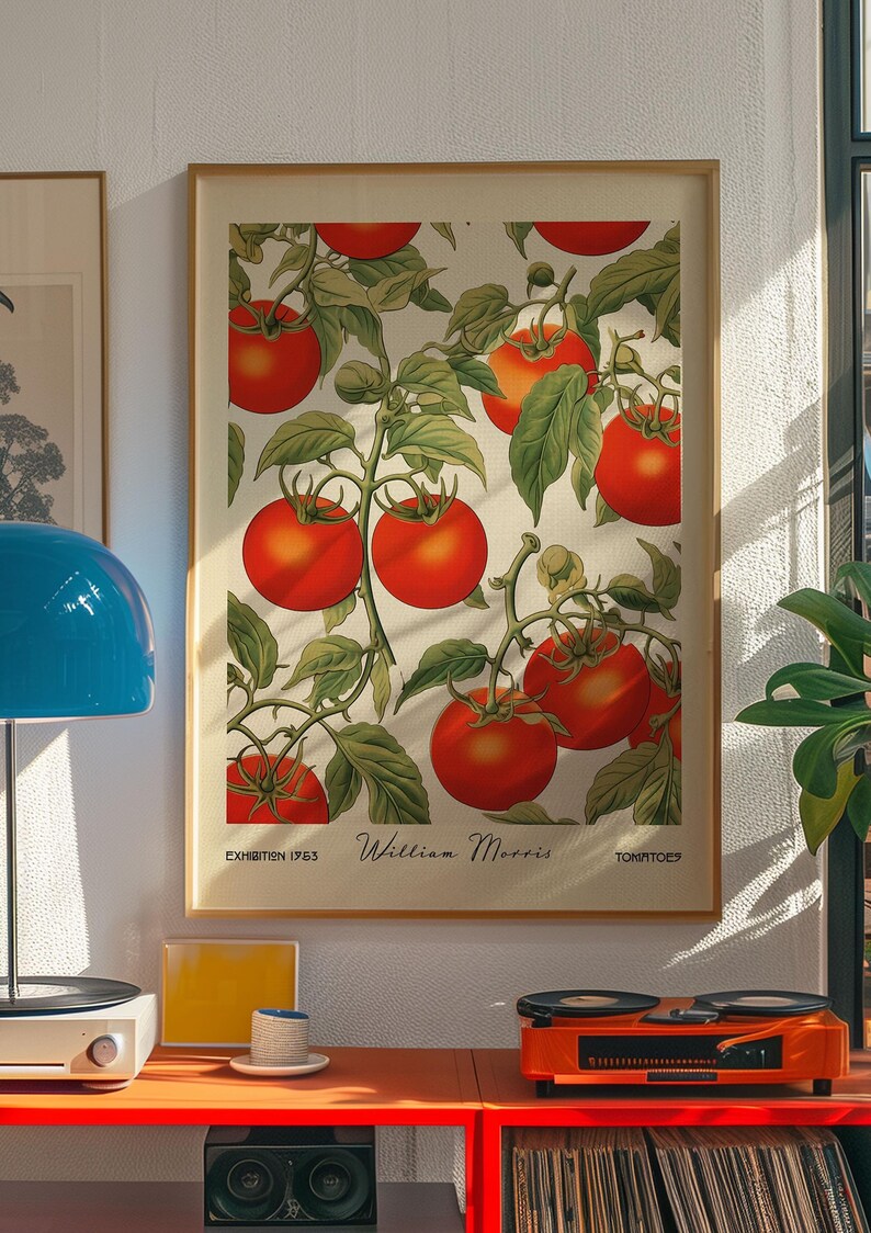 Pu&ograve; includere: Una stampa incorniciata con un'illustrazione botanica di pomodori rossi maturi su viti con foglie verdi. La stampa &egrave; intitolata "William Morris" e "Tomatoes" con il testo "Exhibition 1963".