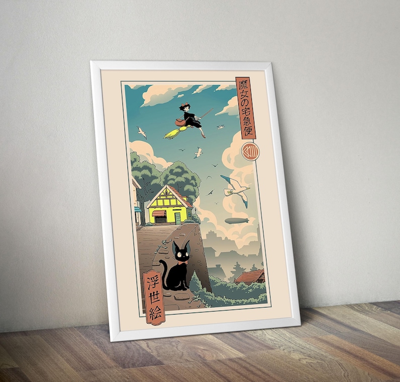Puede incluir: Impresi&oacute;n art&iacute;stica enmarcada que representa a una bruja en una escoba sobre un pueblo, con un gato negro en primer plano. La obra de arte incluye texto japon&eacute;s y tiene un estilo vintage, con un cielo azul y nubes blancas.