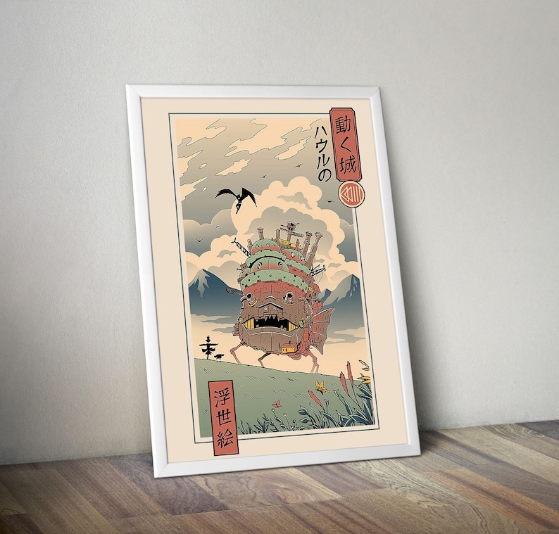 Puede incluir: Impresi&oacute;n art&iacute;stica enmarcada que presenta una ilustraci&oacute;n caprichosa de un castillo en movimiento al estilo japon&eacute;s de bloques de madera. La obra de arte incluye texto japon&eacute;s y un paisaje con monta&ntilde;as, p&aacute;jaros y nubes estilizadas. El castillo es principalmente rojo, verde y marr&oacute;n.