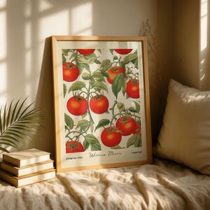 Pu&ograve; includere: Una stampa incorniciata con un'illustrazione botanica di pomodori. L'opera d'arte, in una cornice di legno chiaro, mostra pomodori rosso vivo su uno sfondo crema con foglie verdi. Il testo "William Morris" e "Tomatoes" &egrave; visibile.