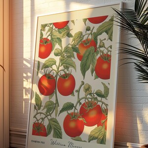 Pu&ograve; includere: Una stampa artistica incorniciata con un'illustrazione botanica di pomodori rossi maturi su viti con foglie verdi. La stampa include il testo "William Morris" e "Tomatoes". L'opera d'arte &egrave; esposta in una stanza con luce naturale.