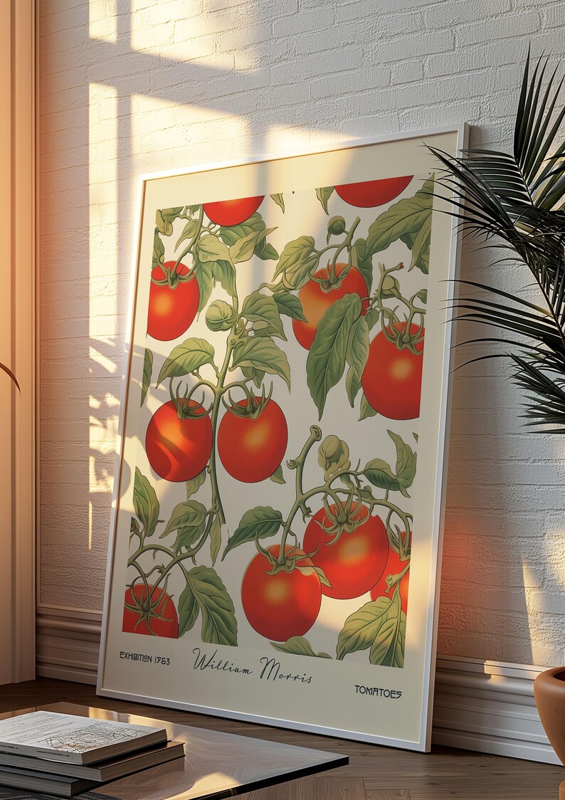 Pu&ograve; includere: Una stampa artistica incorniciata con un'illustrazione botanica di pomodori rossi maturi su viti con foglie verdi. La stampa include il testo "William Morris" e "Tomatoes". L'opera d'arte &egrave; esposta in una stanza con luce naturale.