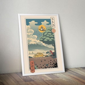 Puede incluir: Impresi&oacute;n art&iacute;stica enmarcada con una ilustraci&oacute;n de inspiraci&oacute;n japonesa. La obra representa una monta&ntilde;a, un autob&uacute;s, una casa y personajes de una pel&iacute;cula de animaci&oacute;n. La paleta de colores incluye tonos de azul, verde y amarillo, con texto japon&eacute;s en las esquinas.