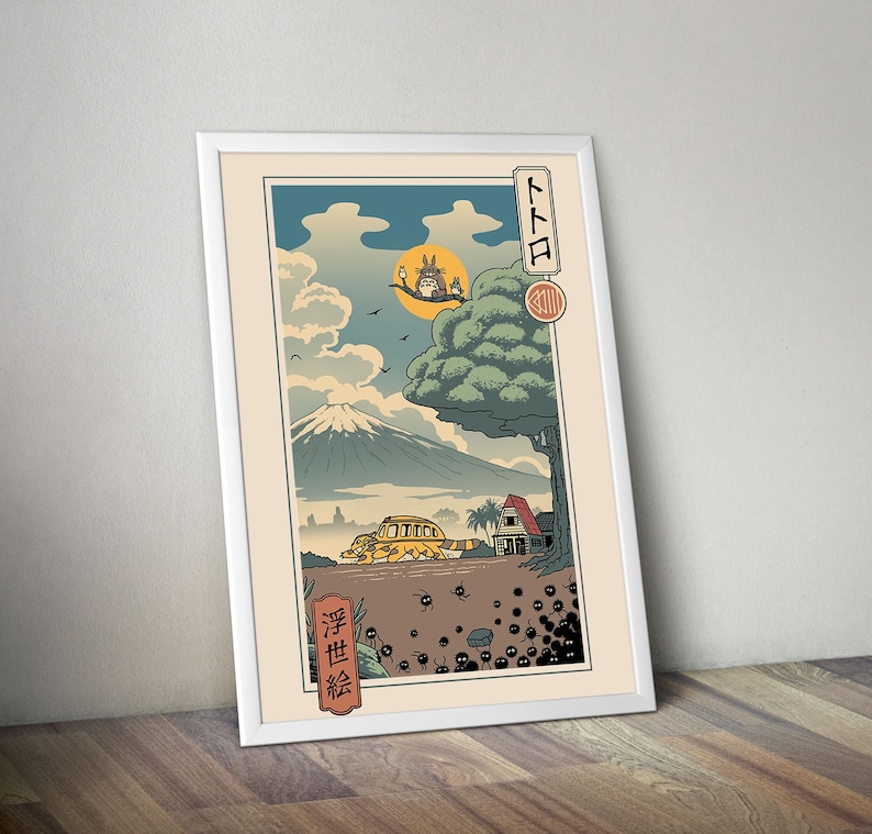 Puede incluir: Impresi&oacute;n art&iacute;stica enmarcada con una ilustraci&oacute;n de inspiraci&oacute;n japonesa. La obra representa una monta&ntilde;a, un autob&uacute;s, una casa y personajes de una pel&iacute;cula de animaci&oacute;n. La paleta de colores incluye tonos de azul, verde y amarillo, con texto japon&eacute;s en las esquinas.