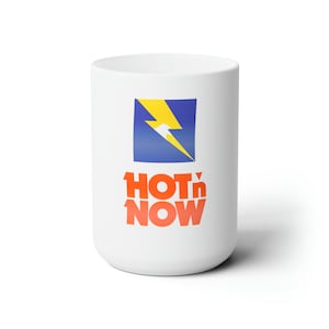 Peut inclure: Une tasse en céramique blanche avec un graphique de foudre bleu et jaune et le texte "HOT'n NOW" en orange.