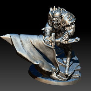 Puede incluir: Figura de fantasía de color plateado de un guerrero orco, vestido con armadura y empuñando una gran espada. El orco está posado sobre una base rocosa, con texturas detalladas en la armadura y el arma. La figura tiene una pose dinámica.