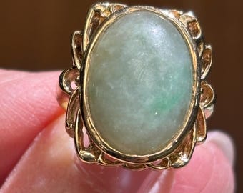 Vintage 14K Yellow Gold Jade Ring – Oval Cabochon Statement Jewelry