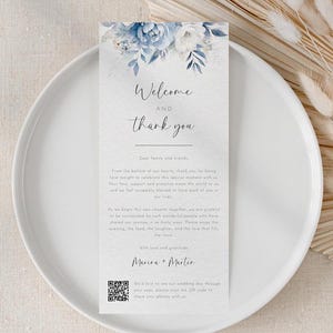 Tarjeta de agradecimiento de boda en azul polvoriento (código QR, plantilla editable), mensaje de bienvenida imprimible, nota de mesa, flores de peonía AAMM