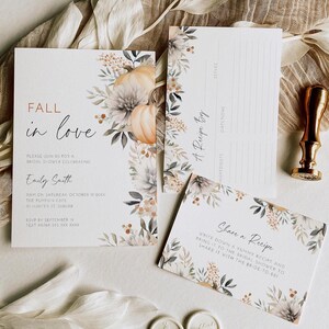Pode incluir: Um conjunto de convites para chá de panela com tema de outono. O convite diz "Fall in Love" e inclui os detalhes do evento. Um cartão de receita e um cartão "Share a Recipe" também estão presentes, juntamente com selos de cera e um carimbo dourado.