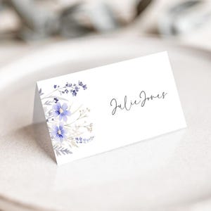 Wildflower bruiloft naam plaats kaartsjabloon, bewerkbare zitkaart, afdrukbare placecard blauwe bloemen tafel platte tentvouw, wilde bloem AAJC26