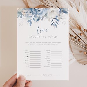 Modello modificabile per il gioco "Love Around the World Bridal Shower", biglietto d'auguri stampabile con fiori blu polvere per il ricevimento nuziale, divertente attività per l'addio al nubilato AAMM