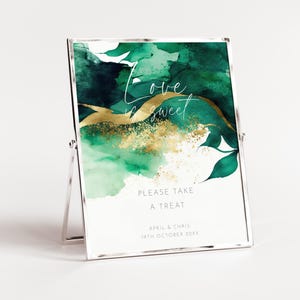 Placa para mesa de sobremesas de casamento em verde esmeralda, modelo editável, decoração de mesa "O amor é doce", sinalização para chá de panela em verde escuro e dourado AAAC