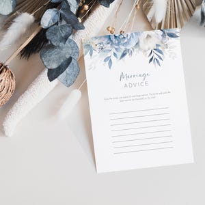 Eheempfehlungskartenvorlage, druckbare Hochzeitsempfehlungskarten, bearbeitbares staubblaues Blumen-Brautduschenspiel, neues Paar wünscht AAMM