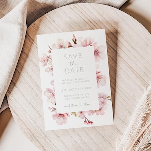 Modello di Save the Date con fiori di ciliegio, biglietto di nozze floreale Sakura modificabile, fiori primaverili rosa Love in Bloom Annuncio di matrimonio AAMW