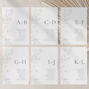 Puede incluir: Seis tarjetas rectangulares blancas de plano de asientos dispuestas en dos filas. Cada tarjeta presenta una ilustración floral de líneas grises en el lado izquierdo y texto negro con nombres y las letras A-B, C-D, E-F, G-H, I-J y K-L.