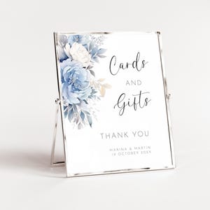 Dusty Blue Blumenkarten und Geschenke Hochzeitsschild, bearbeitbare Vorlage, Blaue und weiße Blumen Hochzeitsempfang Tischschild, Tischplatte Beschilderung AAMM