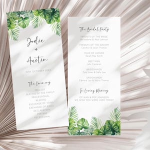 Op de afbeelding: Huwelijksceremonieprogramma met tropisch bladontwerp. Het programma bevat de namen Jodie en Austin, de datum 19 oktober 20XX en de volgorde van de ceremonie. De tweede pagina vermeldt de bruiloftsgasten en een gedeelte met dierbare herinneringen.