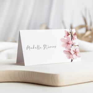Hochzeit Name Platzkartenvorlage, Japanische Kirschblütenblume, Bearbeitbare Sitzkarte, Bedruckbares Rosa Sakura Floral, Flache Zeltfalte AAMW26