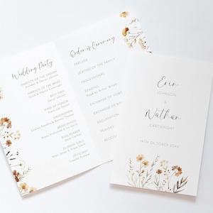 Pode incluir: Programa da cerimônia de casamento com um design floral. O programa inclui a ordem da cerimônia e os nomes dos membros do casamento. Os nomes da noiva e do noivo são Erin Johnson e Nathan Cartwright. A data do casamento é 18 de outubro de 20XX.