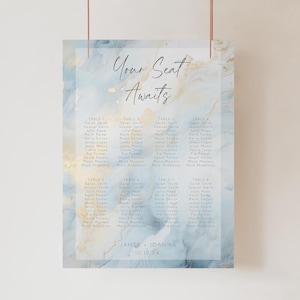 Könnte beinhalten: Ein Hochzeits-Sitzplan mit einem Aquarelldesign in Blau- und Goldtönen. Der Text "Your Seat Awaits" ist in eleganter Schrift geschrieben. Namen sind unter den Tischnummern aufgeführt. Die Namen James und Joanna sind mit einem Datum aufgeführt.