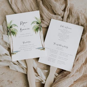 Può includere: Ventagli per la cerimonia nuziale con un tema tropicale. I ventagli presentano un'illustrazione ad acquerello di palme e una scena oceanica. Il testo sui ventagli include i nomi "Ryan & Bonnie", la data "19 ottobre 20XX" e la località "DAHU, HAWAII". I ventagli includono anche l'ordine del servizio e la festa di nozze.