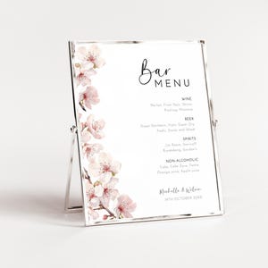 Letrero para menú de bar de bodas. Plantilla editable, menú de bebidas de barra libre imprimible, flores de cerezo rosa, letrero con flores de sakura para beber AAMW