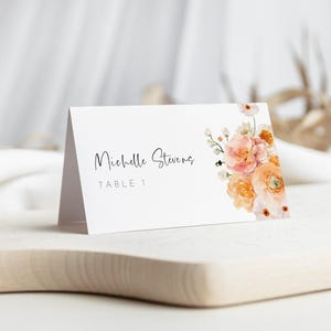 Cartão de lugar de casamento boho, modelo editável, cartão de assento floral para chá de panela, cartão de lugar para impressão com flores de coral pêssego, etiquetas de nome AAMJ