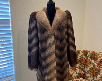 1980s Raccoon fur coat chevron size medium/large
