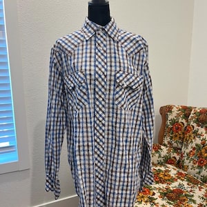 2000s men’s size medium button down