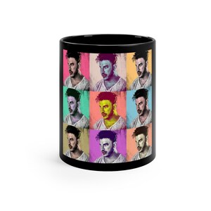 Könnte beinhalten: Schwarze Kaffeetasse mit einem Pop-Art-Design, das ein Männergesicht in neun verschiedenen Farben zeigt. Die Tasse hat eine Standardgröße und einen schwarzen Henkel.