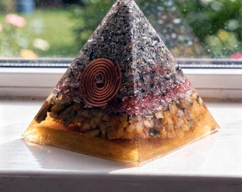 Orgonita Pirámide Tricolor · Aluminio Negro, Rosa y Base Ámbar · Espiral Cobre · Fórmula Karl Hans Welz