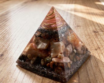 Orgonite Pyramid Size L · Fuchsia Apex · Ferrous White Quartz · Brass Spiral · Karl Hans Welz Formula · Orgonitum