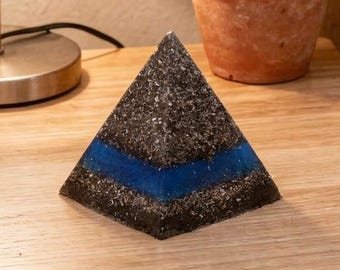 Orgonita Pirámide Grande Aluminio y Azul Cobalto · Generador Orgón · Protección EMF · Alta Densidad · Fórmula Karl Hans Welz