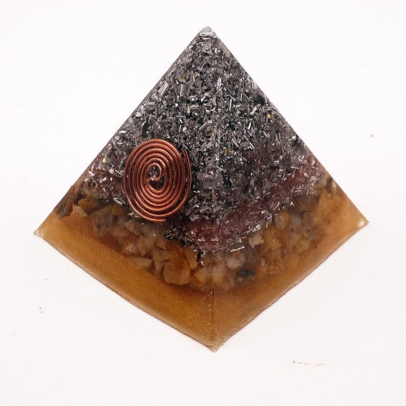 Orgonita Pirámide Tricolor · Aluminio Negro, Rosa y Base Ámbar · Espiral Cobre · Fórmula Karl Hans Welz image 2