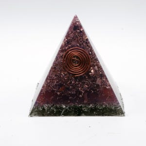 Pirámide Orgonita 5cm - Púrpura Metálico - Espiral Cobre Frontal - Aluminio Alta Densidad - Cuarzo - Fórmula Welz - 60g. 画像 3