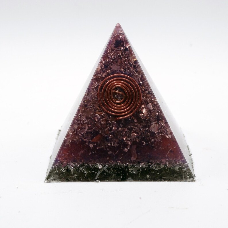 Pirámide Orgonita 5cm - Púrpura Metálico - Espiral Cobre Frontal - Aluminio Alta Densidad - Cuarzo - Fórmula Welz - 60g. 画像 3