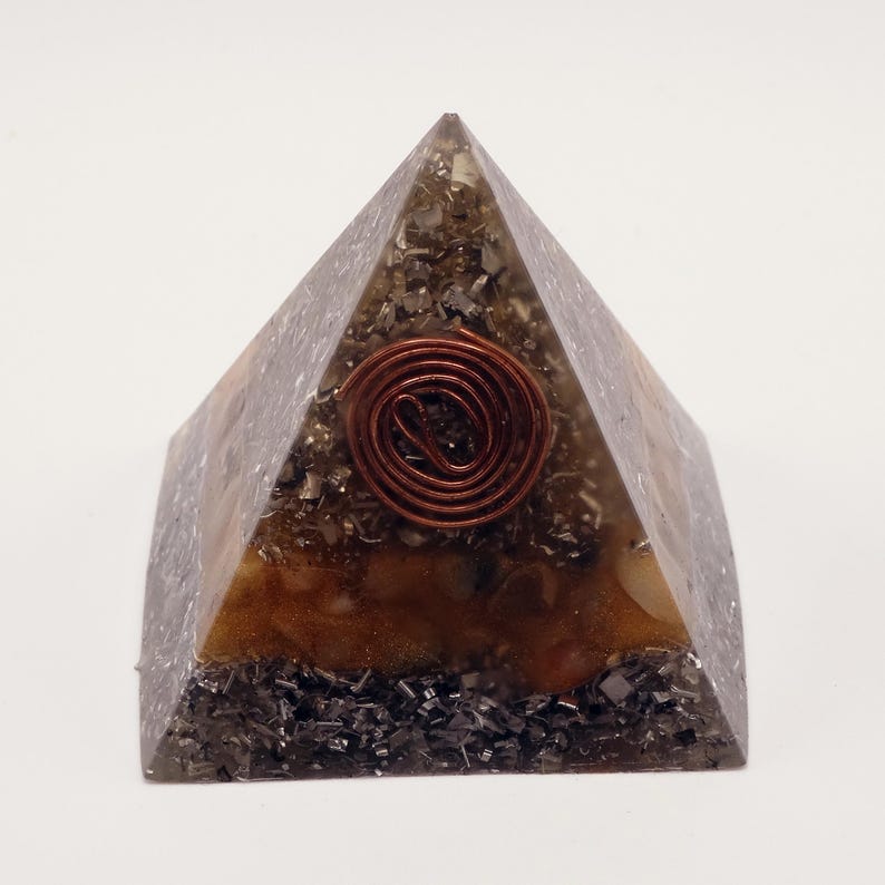Orgonita Pirámide Aluminio Negro y Cuarzo Ámbar · Espiral Cobre · Alta Densidad · Fórmula Karl Hans Welz image 3