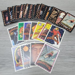 1991 Topps THE ROCKETEER Conjunto completo de cartas colecionáveis com 99 cartas + 11 adesivos