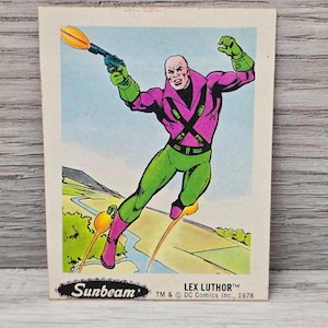 Op de afbeelding: Een stripboek-verzamelkaart met Lex Luthor, de aartsvijand van Superman, die vliegt met een pistool in zijn hand. De kaart is uit de Sunbeam-collectie en is auteursrechtelijk beschermd door DC Comics Inc., 1978.