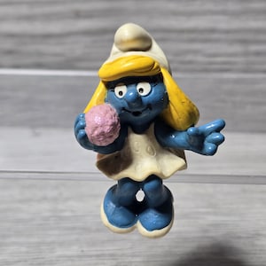 1983 Smurf Peyo Smurfette Sitting with Pink Powder Puff 2&quot; PVC Smurfs Figure