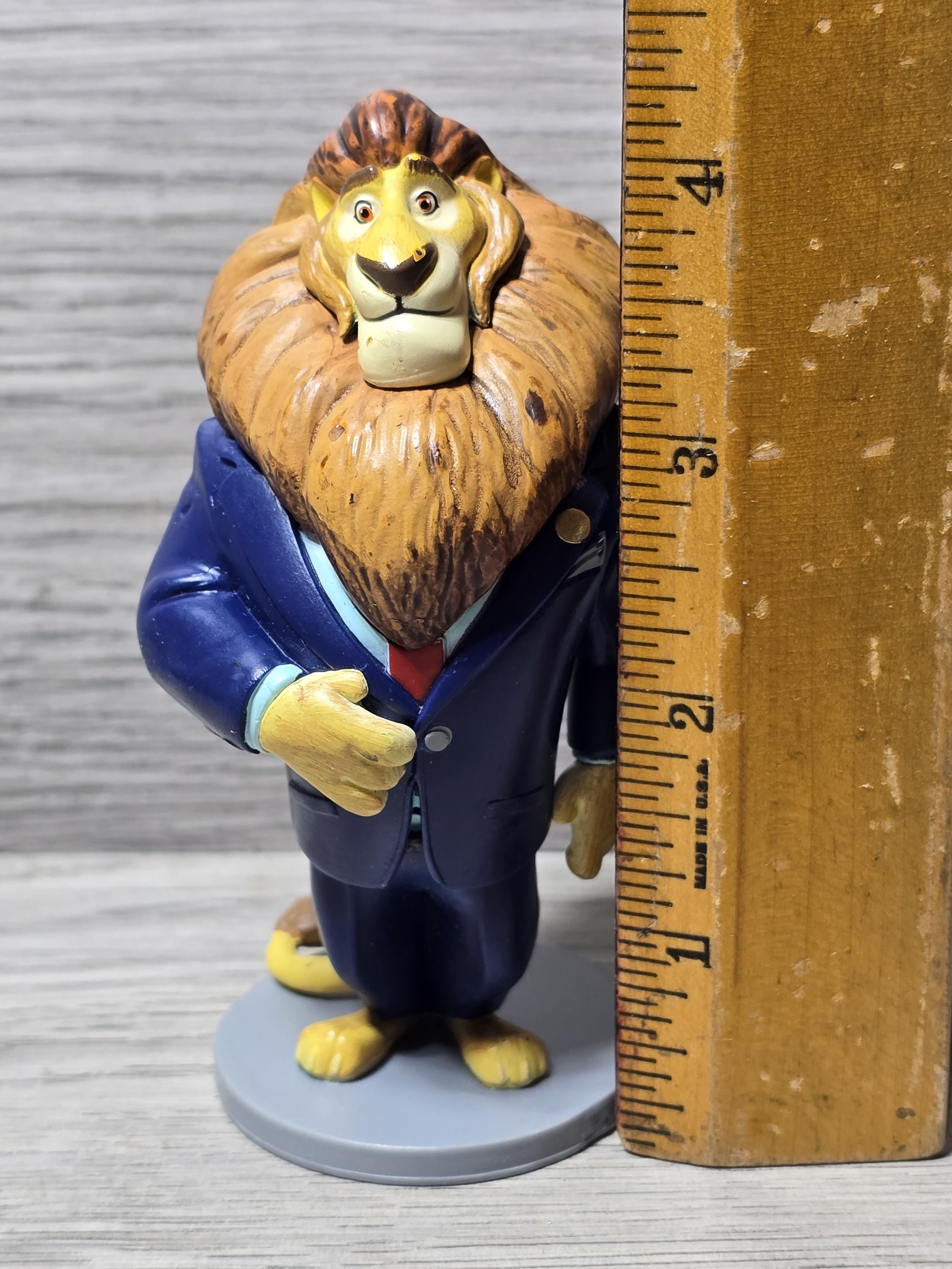 Disney Store Zootopia 4” Lion Lionheart Mayor PVC Figure Cake