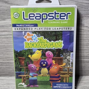 Puede incluir: Una caja de juego educativo Leapster de The Backyardigans, con el logo de Nick Jr., la marca LeapFrog y los personajes Tasha, Uniqua, Pablo y Tyrone. El empaque indica que es para 4-6 años y funciona con Leapster y Leapster2.